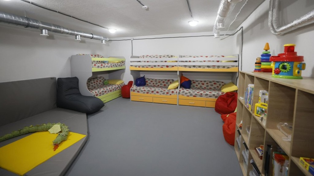 Облаштована дитяча кімната з двоярусними ліжками з яскравою постіллю