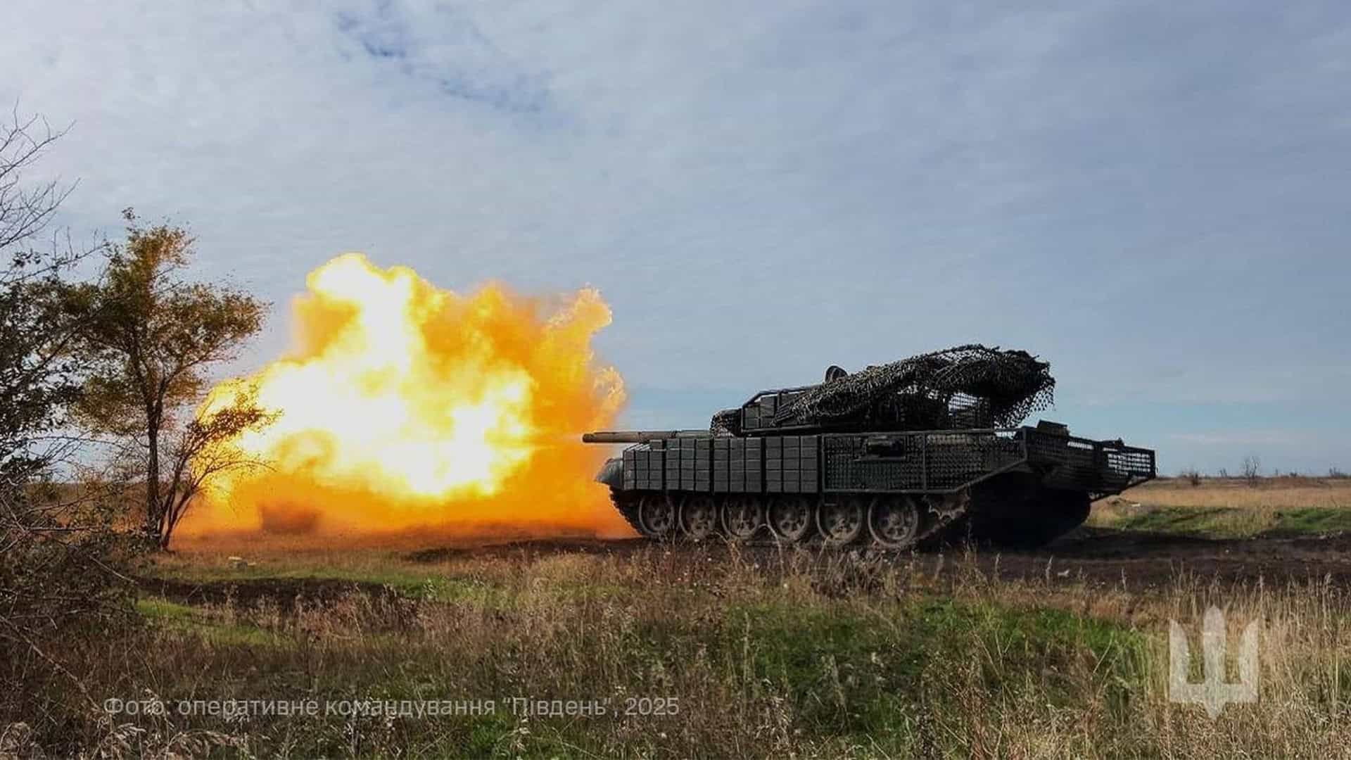 Український танк стріляє у противника, перед танком величезне полумʼя