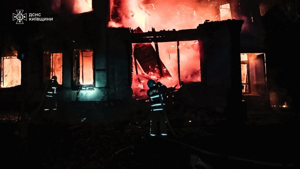 Буча під обстрілом: 50-річного чоловіка поранило уламками