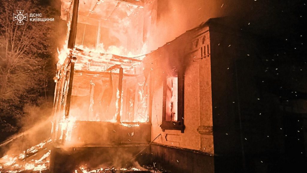 Буча під обстрілом: 50-річного чоловіка поранило уламками