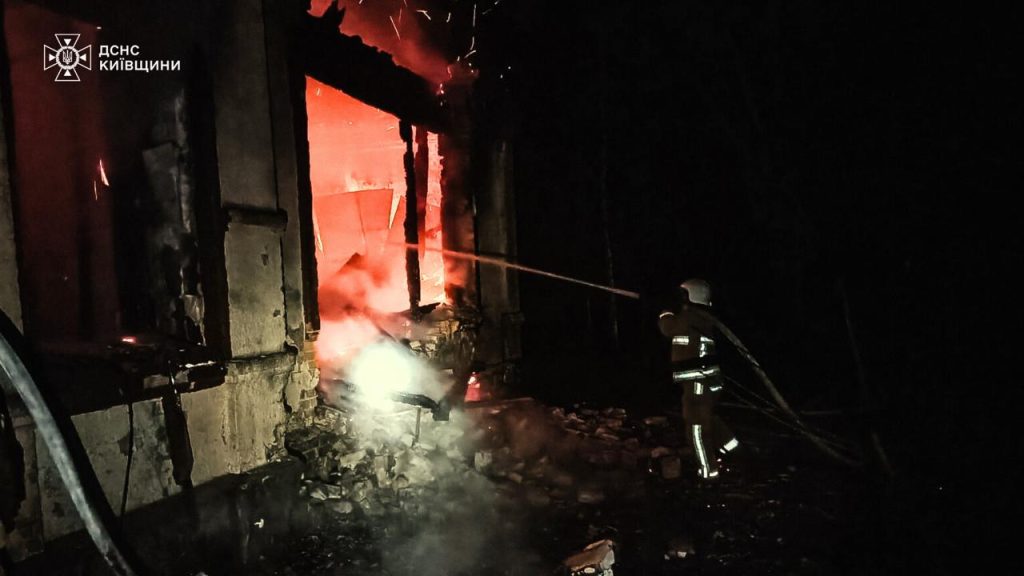 Буча під обстрілом: 50-річного чоловіка поранило уламками