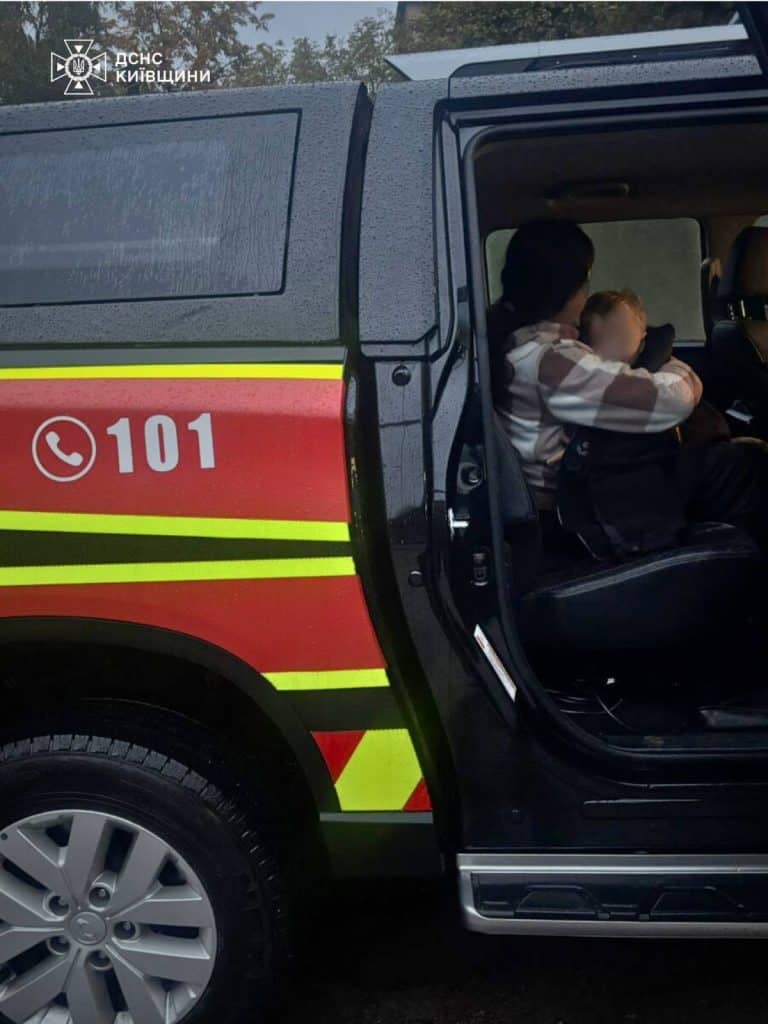 Фастівщина: дворічного хлопчика знайшли живим у лісі Фастівщина: дворічного хлопчика знайшли живим у лісі