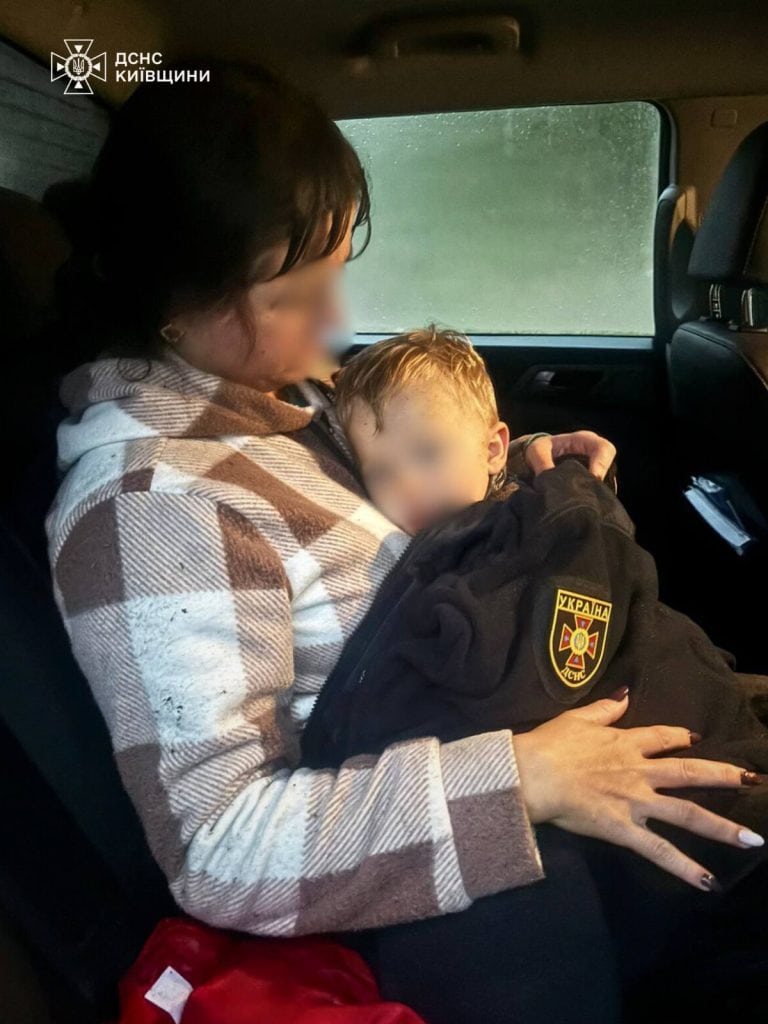 Фастівщина: дворічного хлопчика знайшли живим у лісі Фастівщина: дворічного хлопчика знайшли живим у лісі