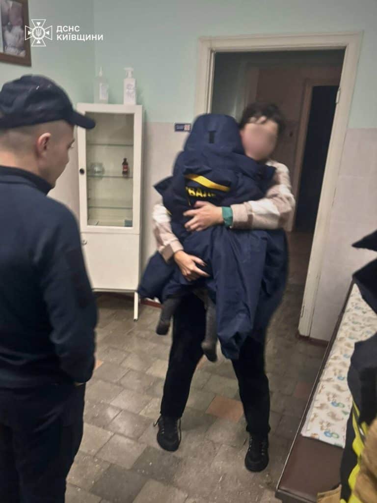 Фастівщина: дворічного хлопчика знайшли живим у лісі Фастівщина: дворічного хлопчика знайшли живим у лісі