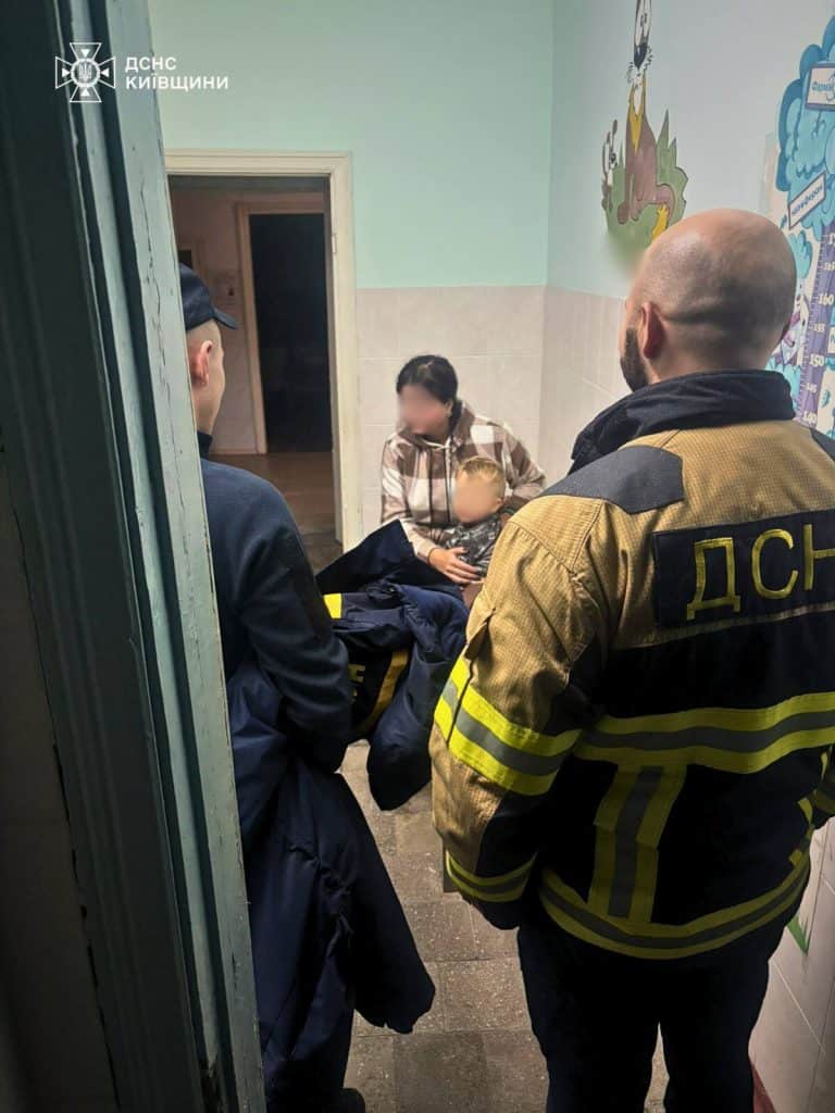 Фастівщина: дворічного хлопчика знайшли живим у лісі Фастівщина: дворічного хлопчика знайшли живим у лісі