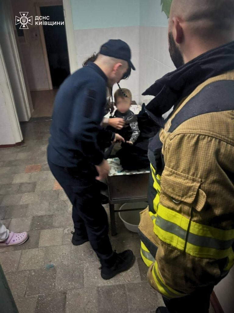 Фастівщина: дворічного хлопчика знайшли живим у лісі Фастівщина: дворічного хлопчика знайшли живим у лісі
