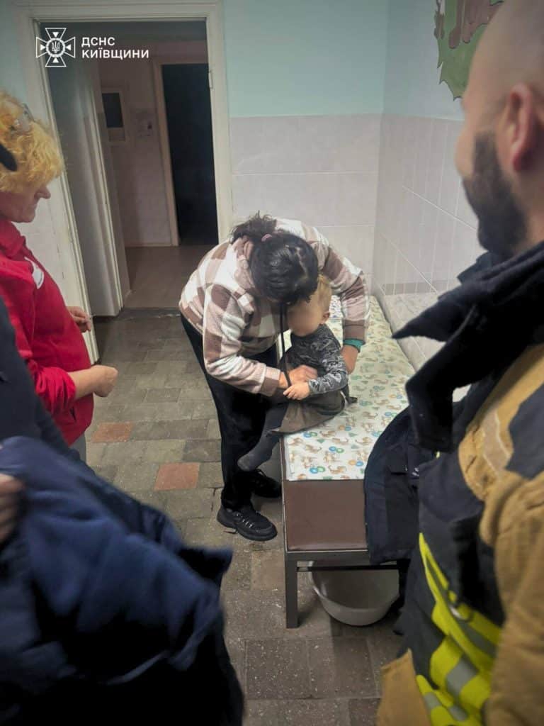 Фастівщина: дворічного хлопчика знайшли живим у лісі Фастівщина: дворічного хлопчика знайшли живим у лісі