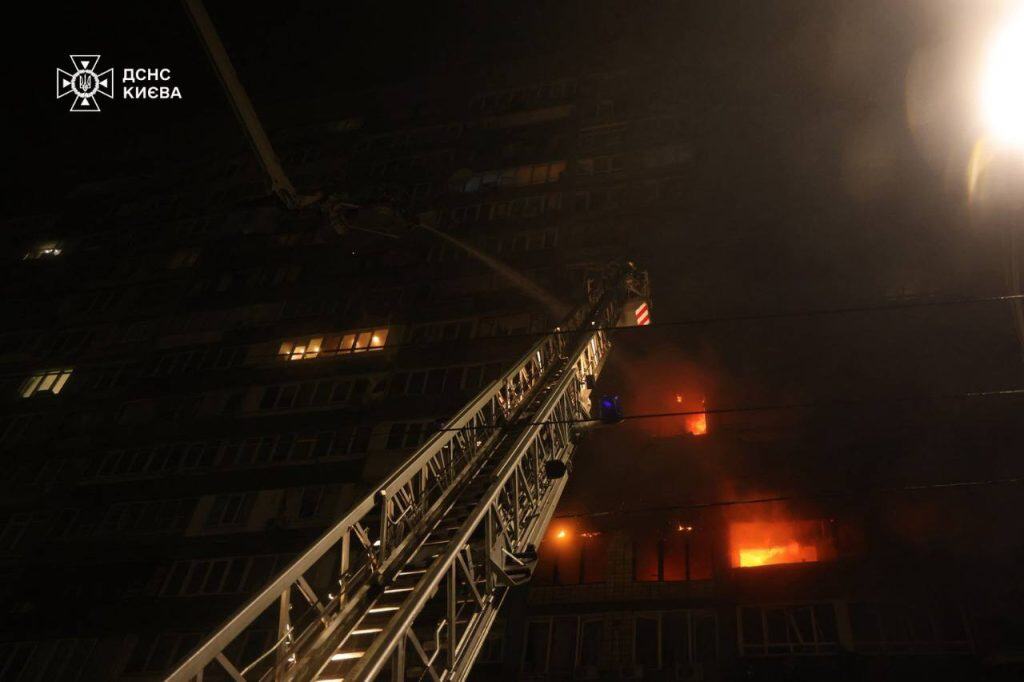 Київ під ударом: 9 поранених після нічної атаки дронів Київ під ударом: 9 поранених після нічної атаки дронів