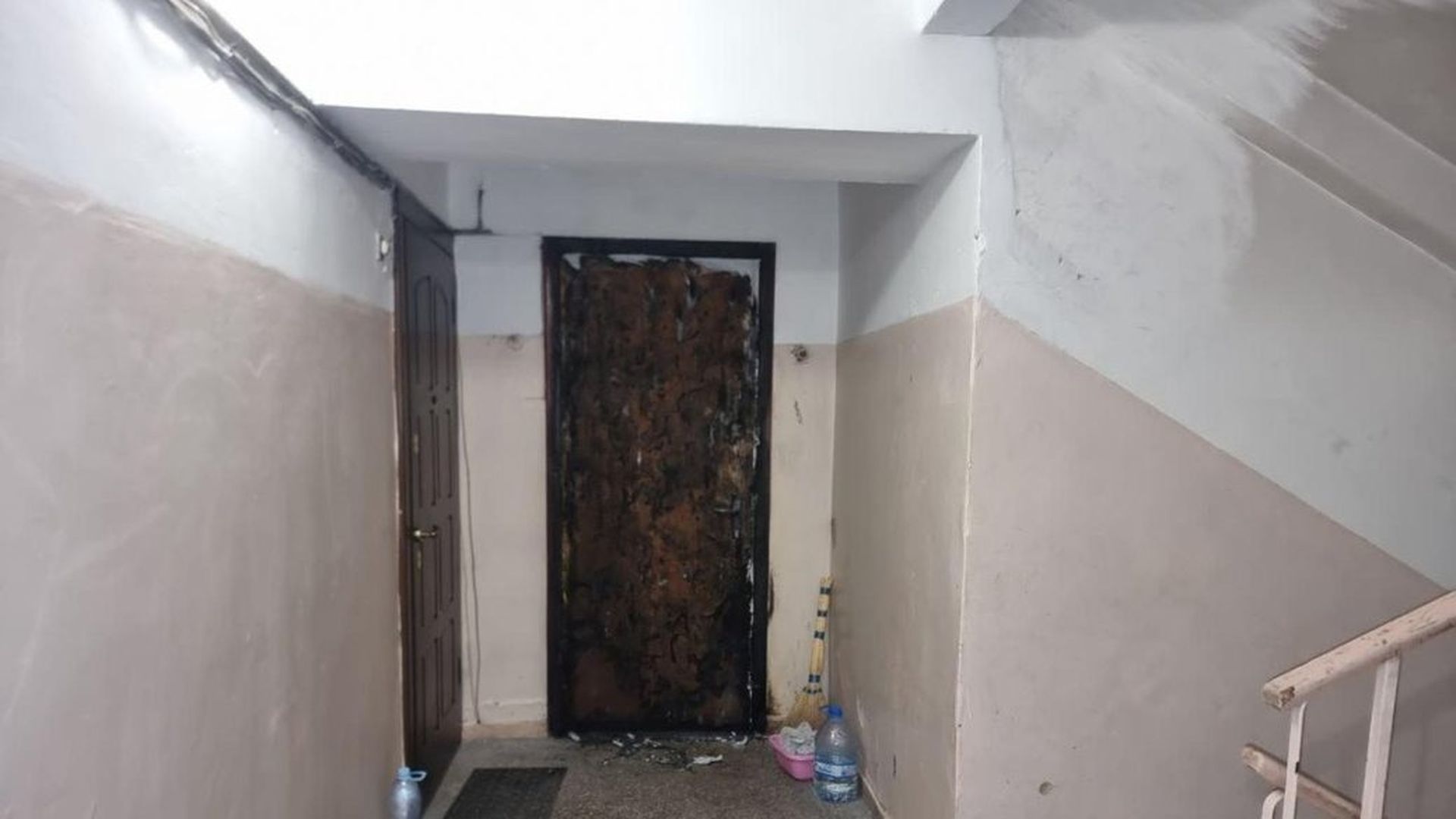 Підпалені двері у багатоповерховому будинку