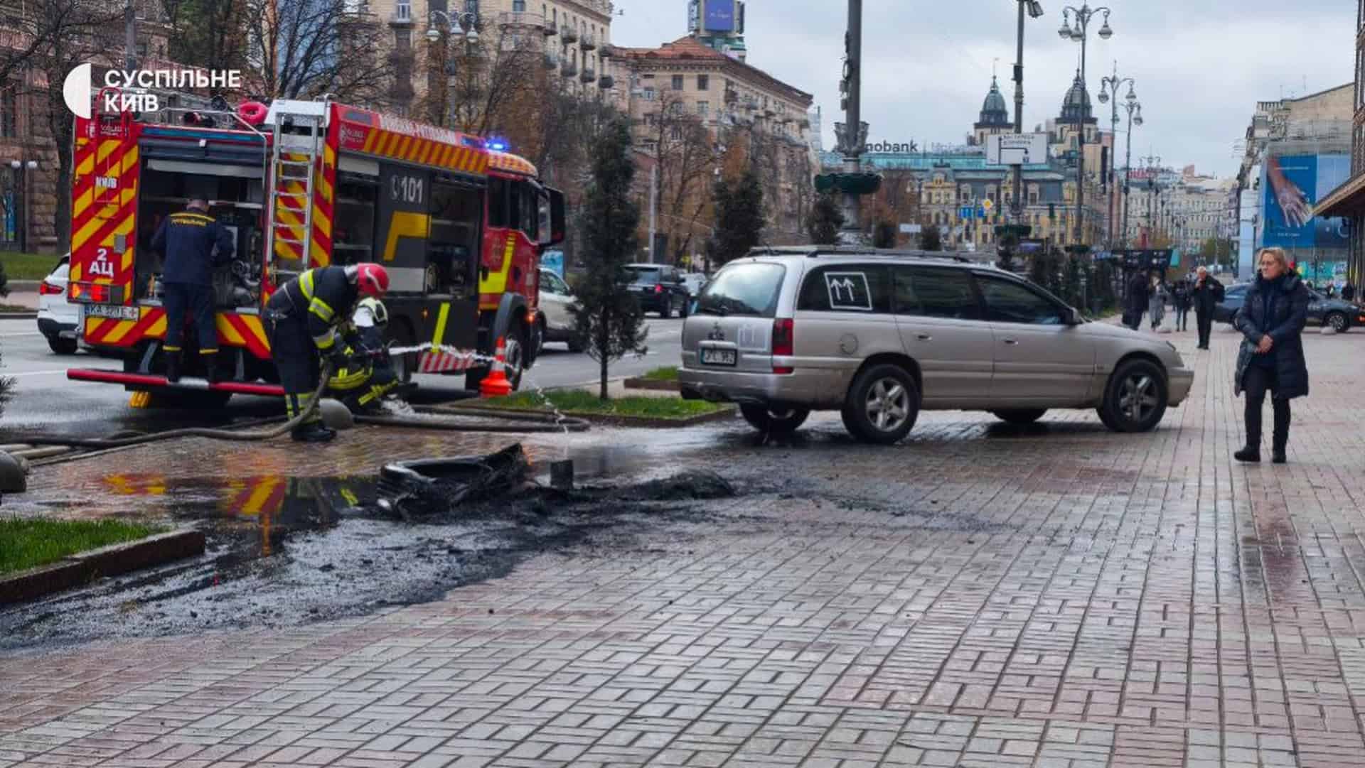 Пожежники гасять займання автомобіля на Хрещатику