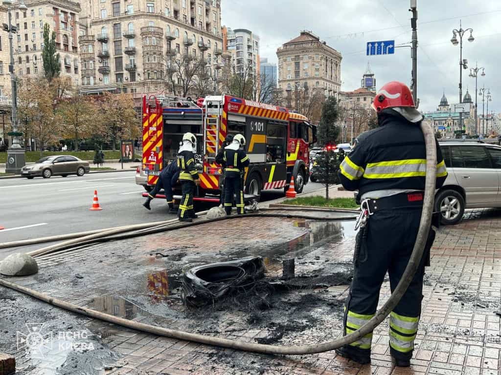 На Хрещатику затримали чоловіка, який підпалив шини під КМДА (фото, відео) Рятувальники ДСНС працюють на Хрещатику біля пожежного автомобіля