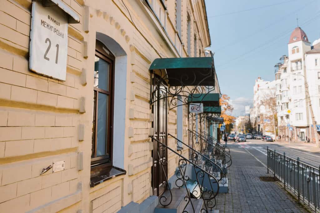 Нова мініскульптура олівця з'явилась у Києві: де шукати Стіна будинку на вулиці межигірській у Києві, і на жовтій стіні прикріплений маленький бронзовий олівець
