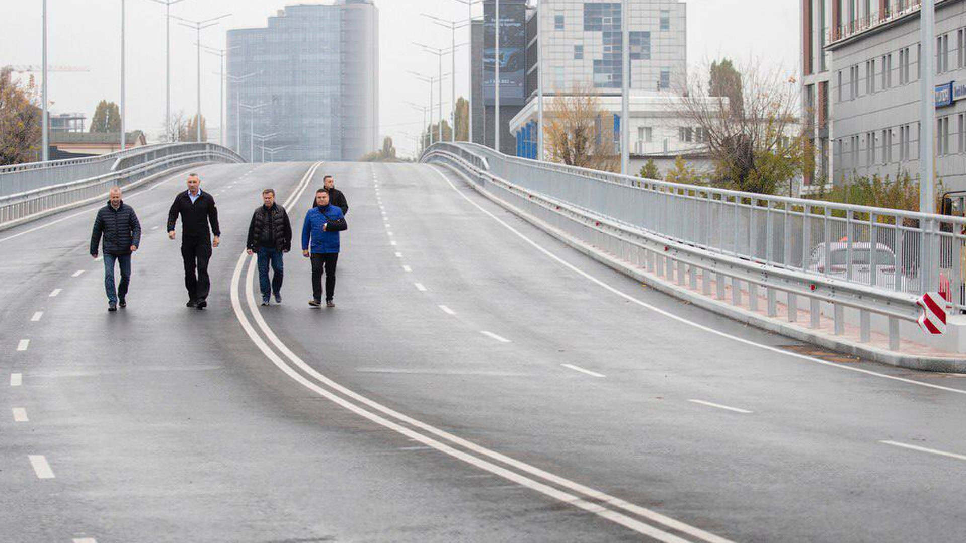 Віталій Кличко йде пішки шляхопроводом Києва на вулиці Новокостянтинівській, по дорозі не їдуть авто
