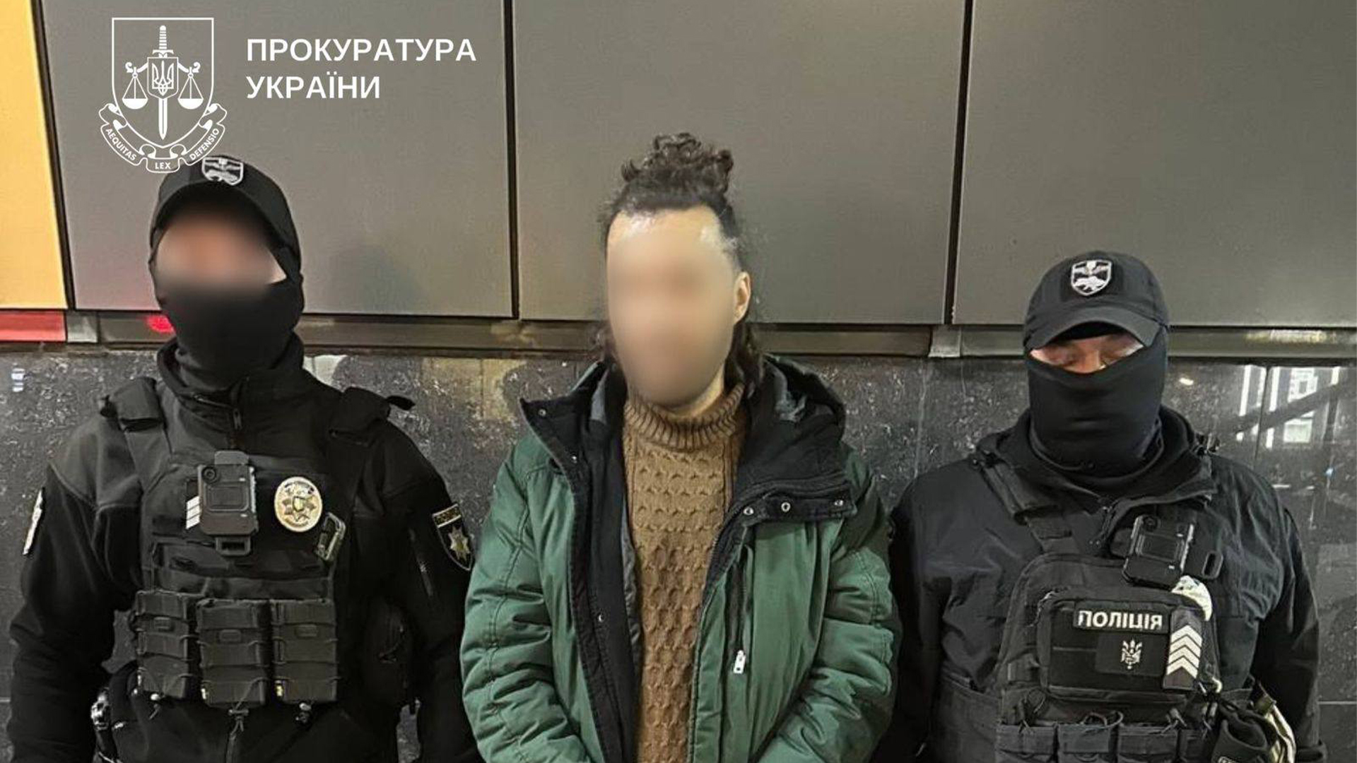 Правоохоронці із затриманим водієм «Мерседеса»