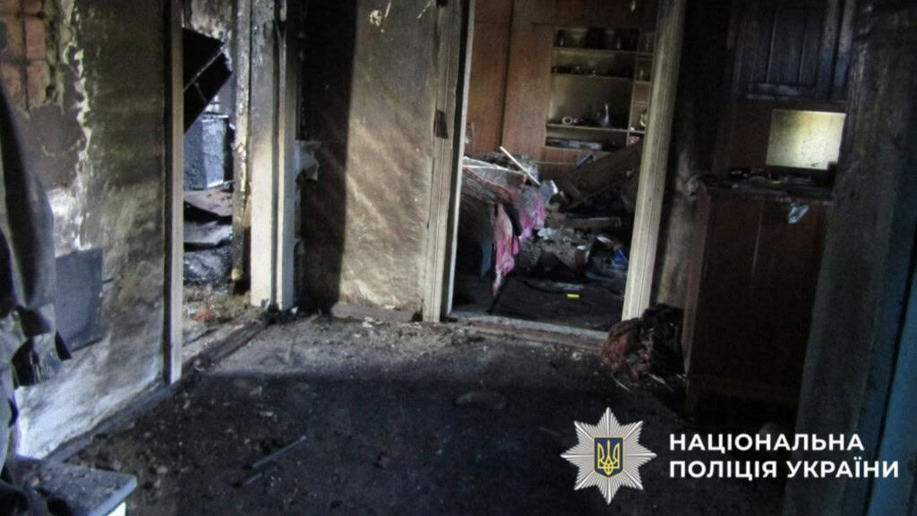 Пожежа на Фастівщині: чоловік загинув через несправність печі Будинок зсередини, в якому була пожежа, чорні стіни і попіл на підлозі