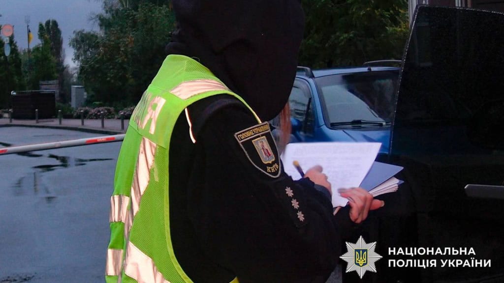 32-річний блогер знайдений мертвим на Оболоні (оновлено) Працівниця поліції Києва з документами в руках працює на вулиці столиці