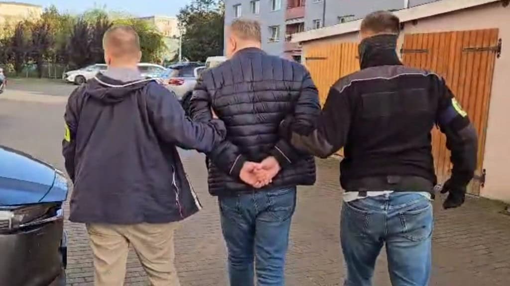 Громадянина Польщі викрили на сексуальній експлуатації 8 дітей з України Двоє правохоронців ведуть арештованого чоловіка, якого підозрюють в незаконному розповсюдженні порно за участю дітей. Всі троє в темних куртках ідуть по вулиці