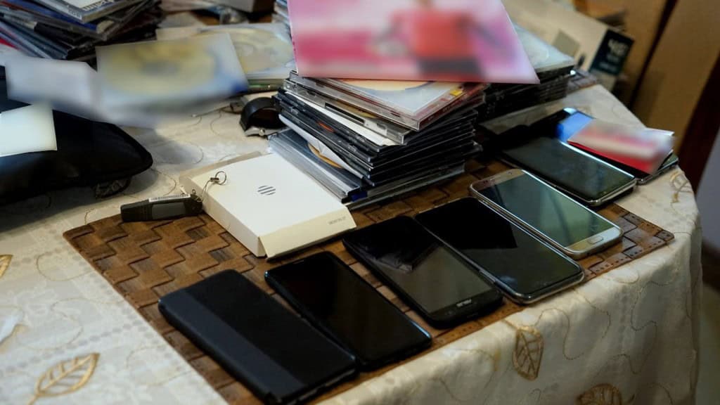 Громадянина Польщі викрили на сексуальній експлуатації 8 дітей з України Сім мобільних телефонів розкладені на столі, вони лежать поруч з купою дисків