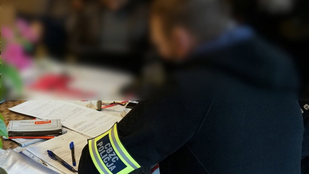 Громадянина Польщі викрили на сексуальній експлуатації 8 дітей з України Представник польських правоохоронних органів сидить за столом із заблюреним обличчям