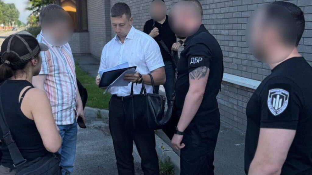 Екссекретар Київради: суд за 700 тисяч мобілізованому Шість людей стоять на вулиці, кілька з них працівники ДБР, серед них є підозрюваний у справі, якому показують документи для ознайомлення