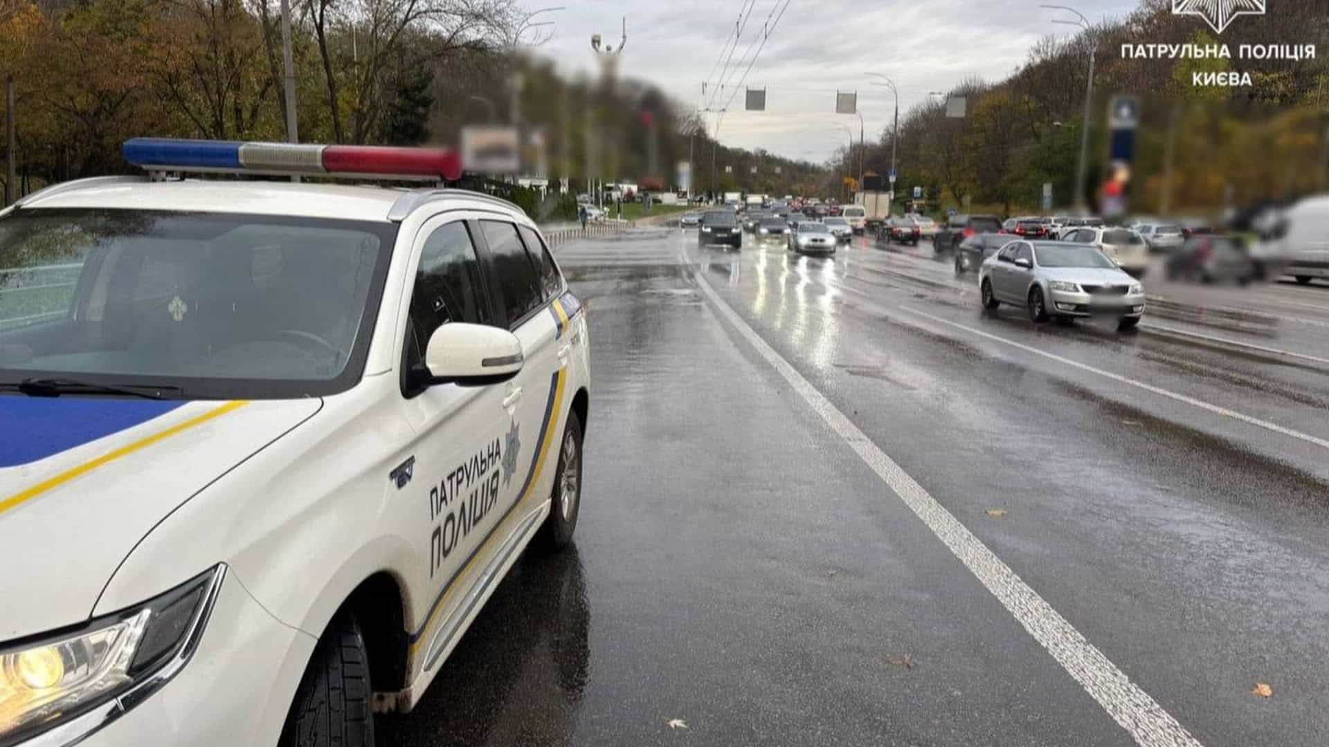 Автомобіль патрульної поліції перекрив дорогу