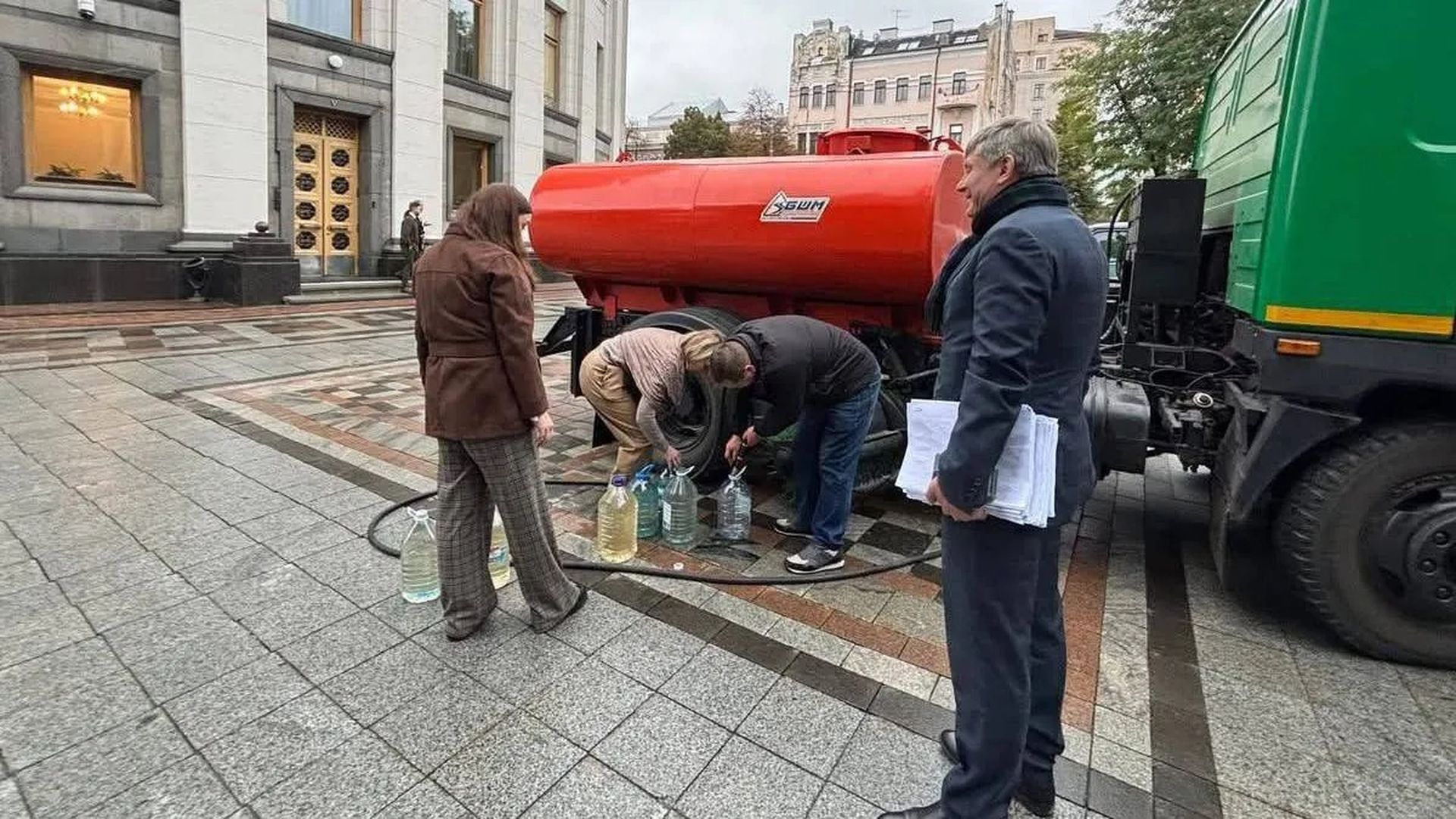 Біля будівлі Верховної Ради люди набирають воду з червоної автоцистерни
