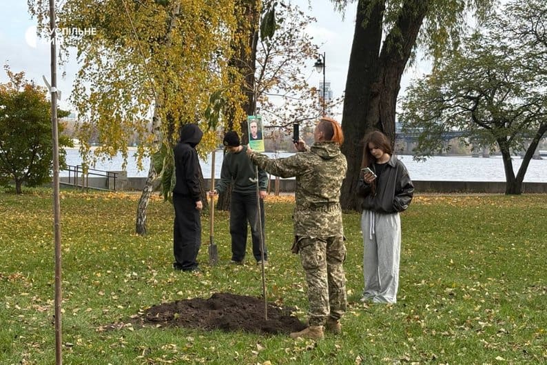 Висадка дерев пам'яті на Алеї Кохання у Києві восени
