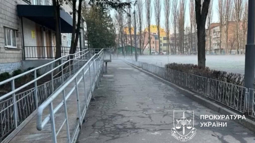 У Києві розікрали 550 тисяч грн на ремонті школи Осіннє шкільне подвірʼя без учнів у Києві
