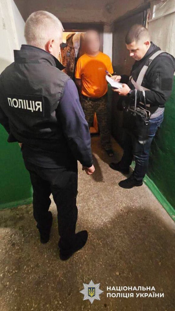 На Київщині викрили групу шахраїв, які продавали «магічні» товари від імені «екстрасенсів» (фото, відео) Поліцейські спілкуються з чоловіком у під'їзді