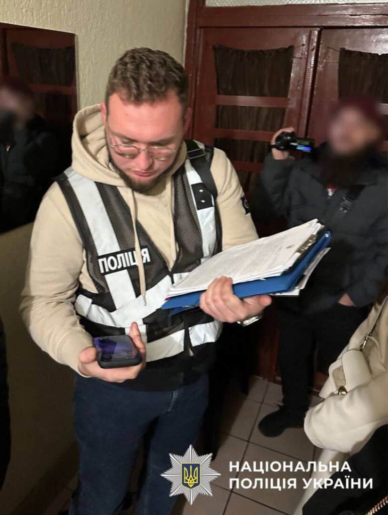 На Київщині викрили групу шахраїв, які продавали «магічні» товари від імені «екстрасенсів» (фото, відео) Слідчий поліції проводить процесуальні дії
