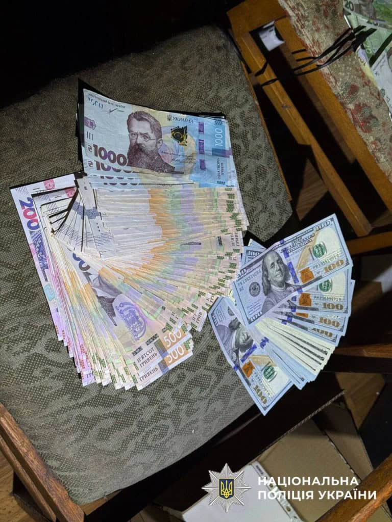 На Київщині викрили групу шахраїв, які продавали «магічні» товари від імені «екстрасенсів» (фото, відео) Гроші у гривнях і доларах, вилучені під час обшуку
