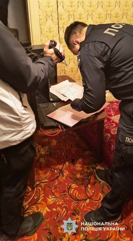 На Київщині викрили групу шахраїв, які продавали «магічні» товари від імені «екстрасенсів» (фото, відео) Поліцейський оглядає документи під час обшуку