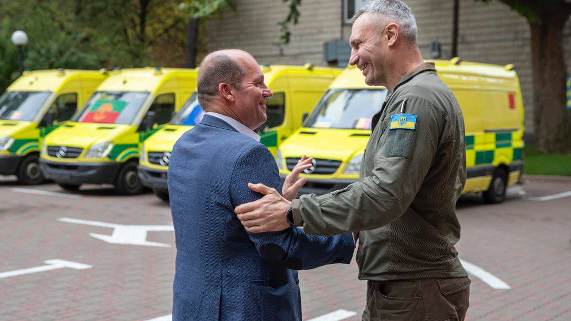 Мер Києва Віталій Кличко стоїть разом зі своїм бельгійським колегою біля 4-х карет швидкої допомоги на вулиці
