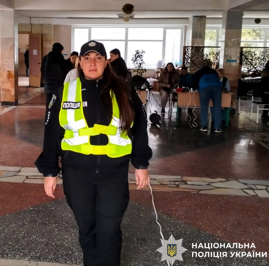 Славутич без світла: поліція показала, як підтримує людей під час блекауту (фото)