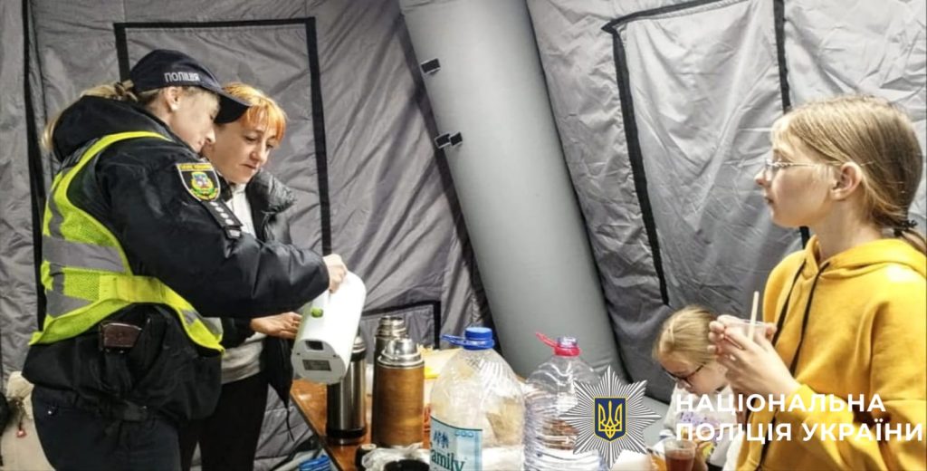 Славутич без світла: поліція показала, як підтримує людей під час блекауту (фото)