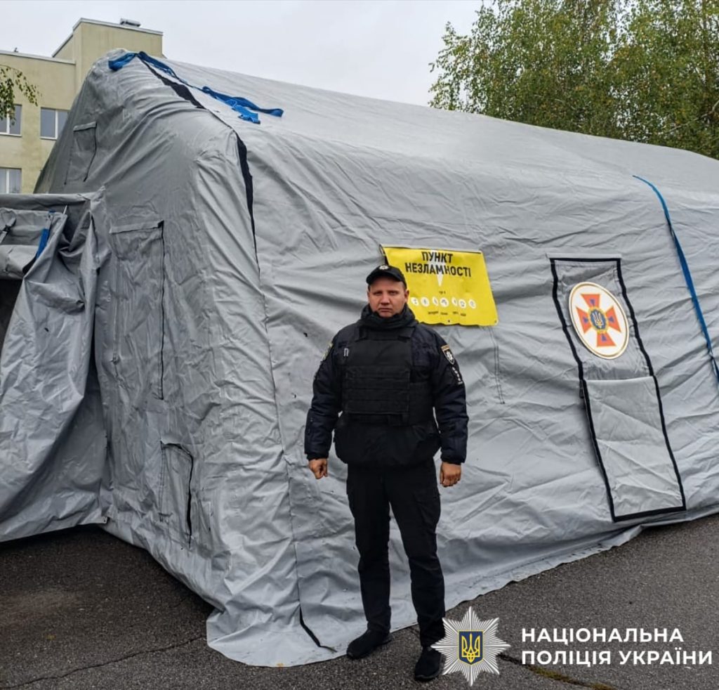 Славутич без світла: поліція показала, як підтримує людей під час блекауту (фото)