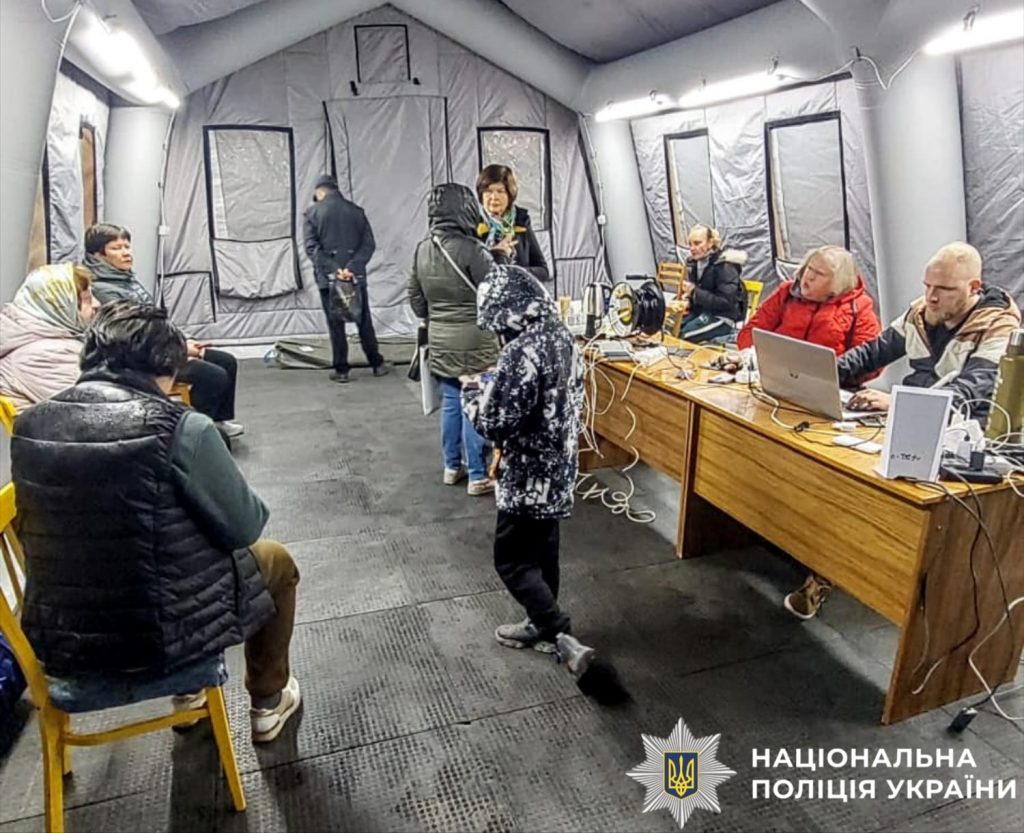 Славутич без світла: поліція показала, як підтримує людей під час блекауту (фото)