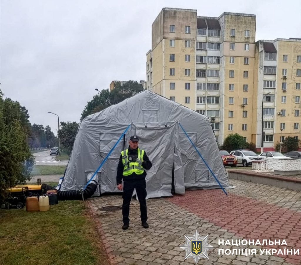 Славутич без світла: поліція показала, як підтримує людей під час блекауту (фото)
