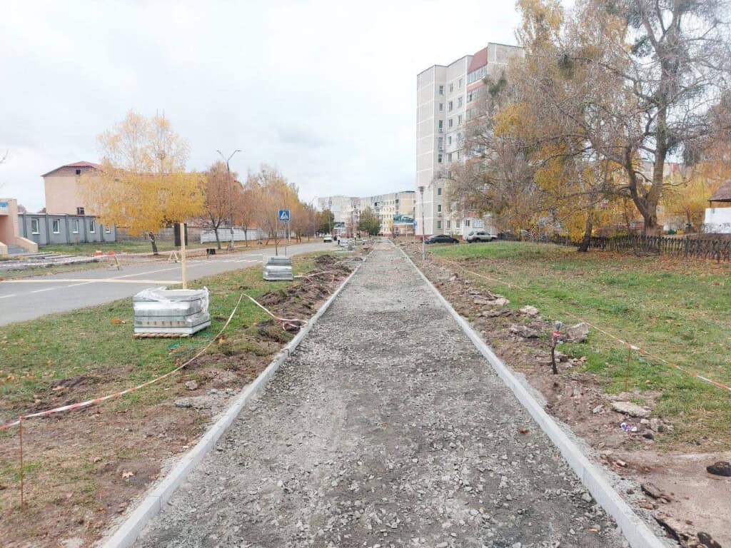 Осінній Славутич і частина вже збудованого тротуару для проекту "Безбарʼєрний простір"