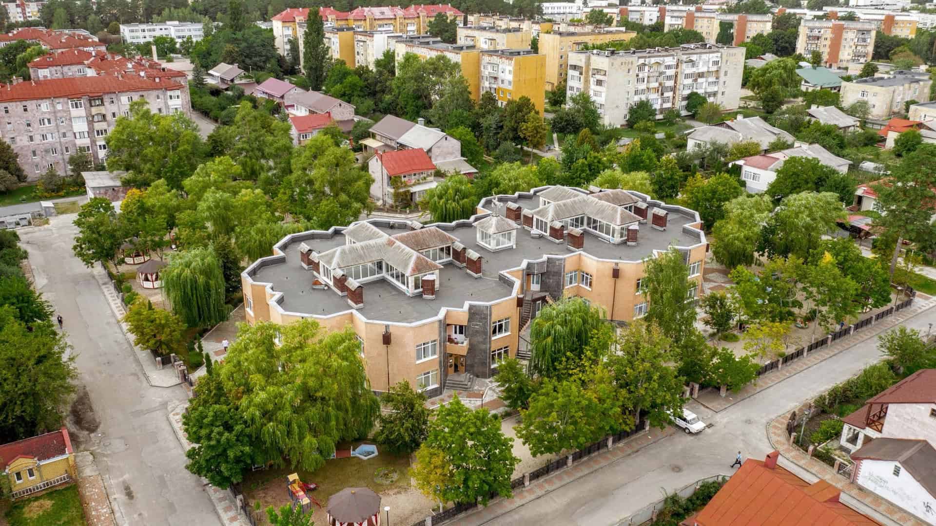 Місто Славутич зняте з коптера. З висоти видно будівлі адміністрації, а також житлові будинки