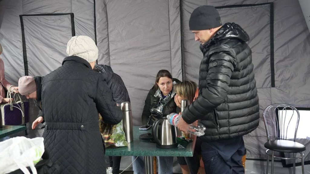 Люди гріються в наметі у Славутичі
