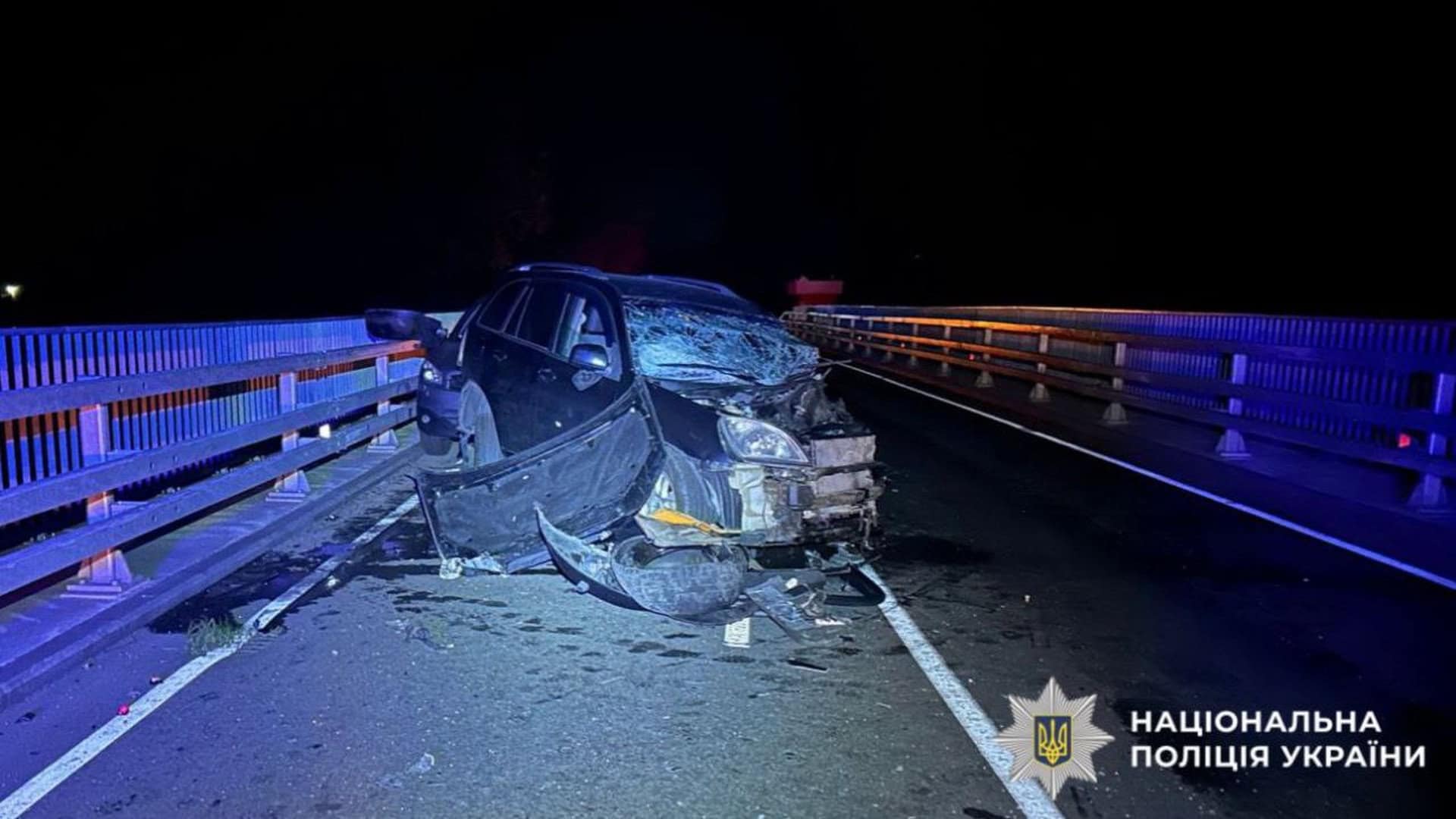 Пошкоджене авто після ДТП, навколо працює поліція