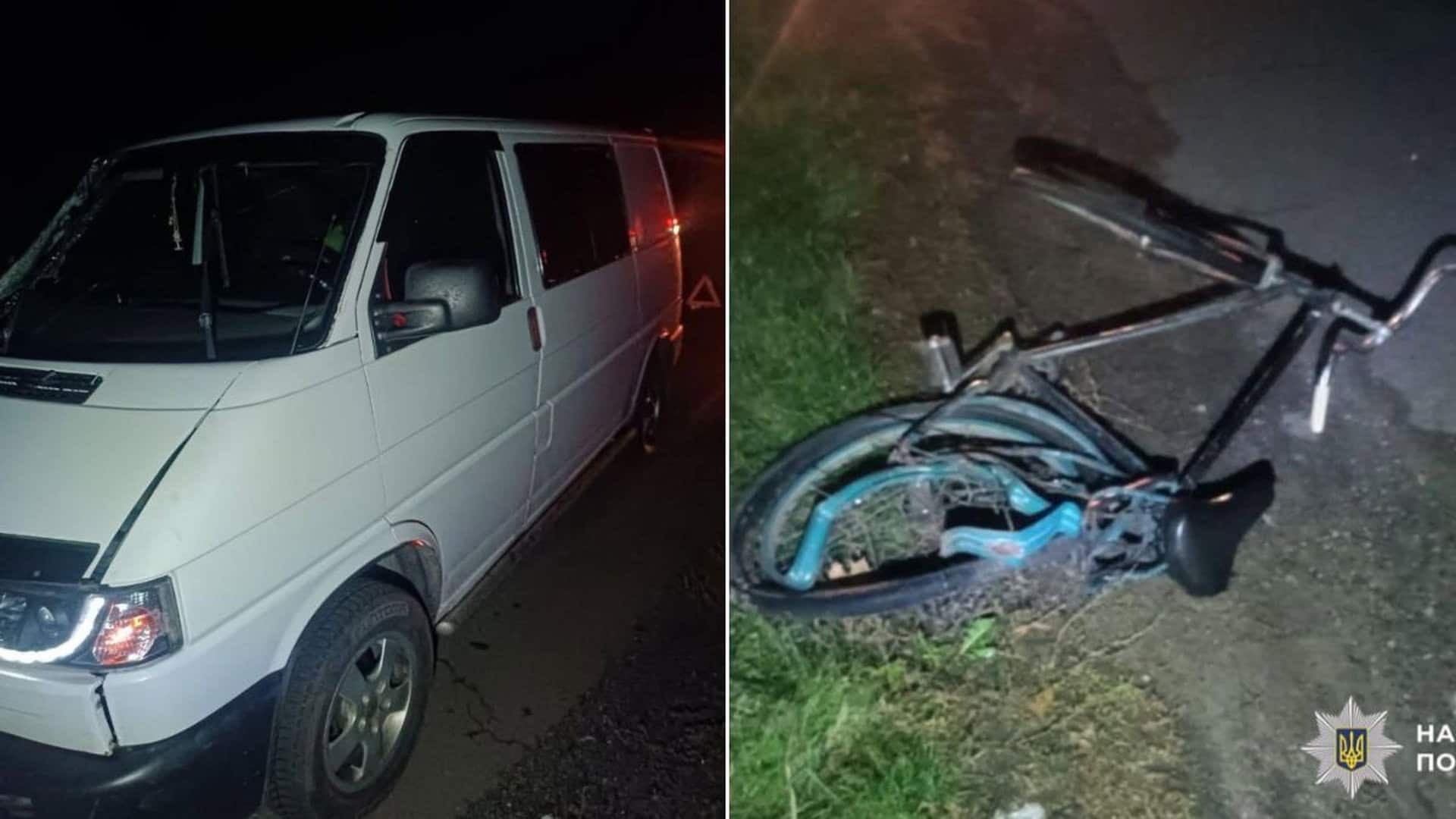 Білий фургон і перекинутий велосипед на землі вночі