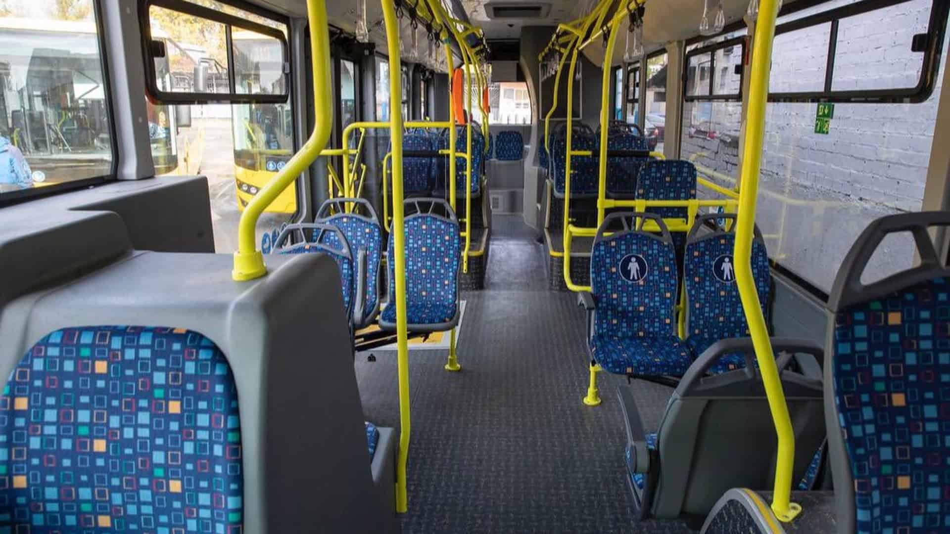 Салон міського автобуса в Києві, сині сидіння і жовті поручні