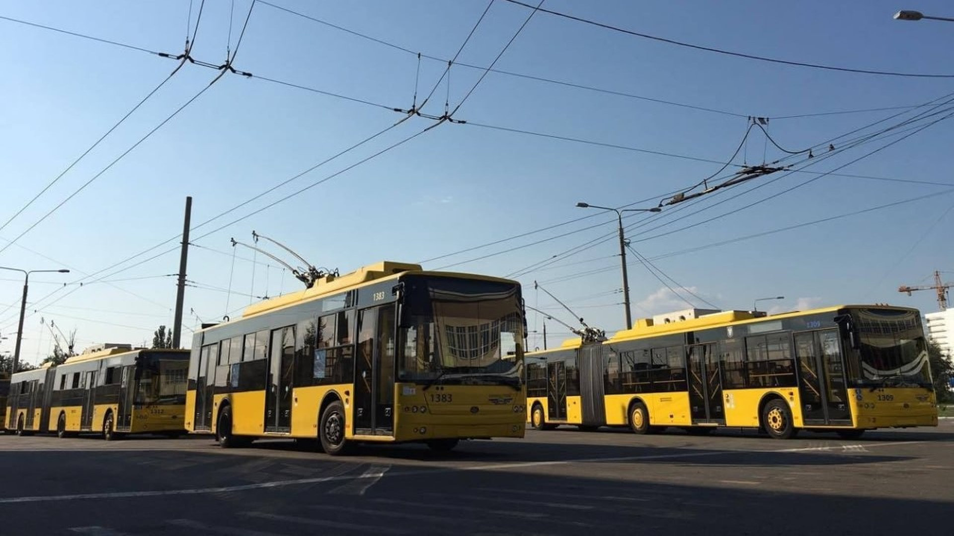 Декілька тролейбусів стоять на стоянці в ДЕПО