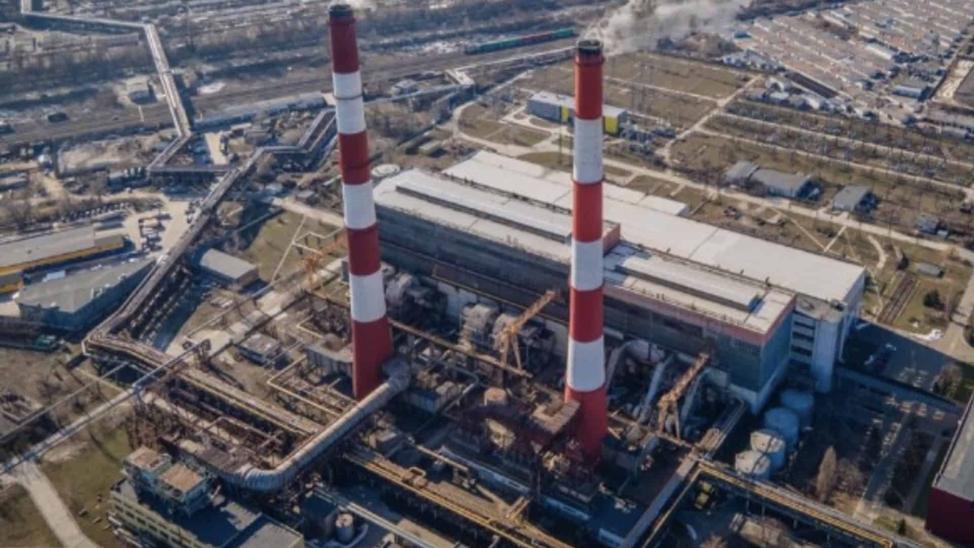 Завод із трубами, з який йде дим