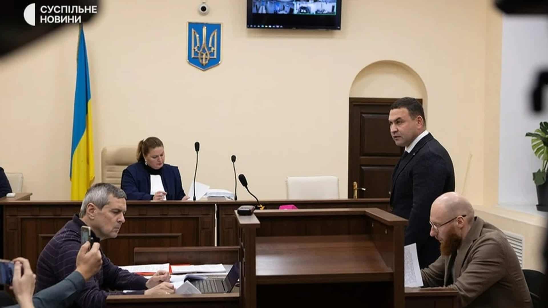 Кадр із судового засідання: у залі суддя та учасники процесу, чоловік стоїть біля трибуни
