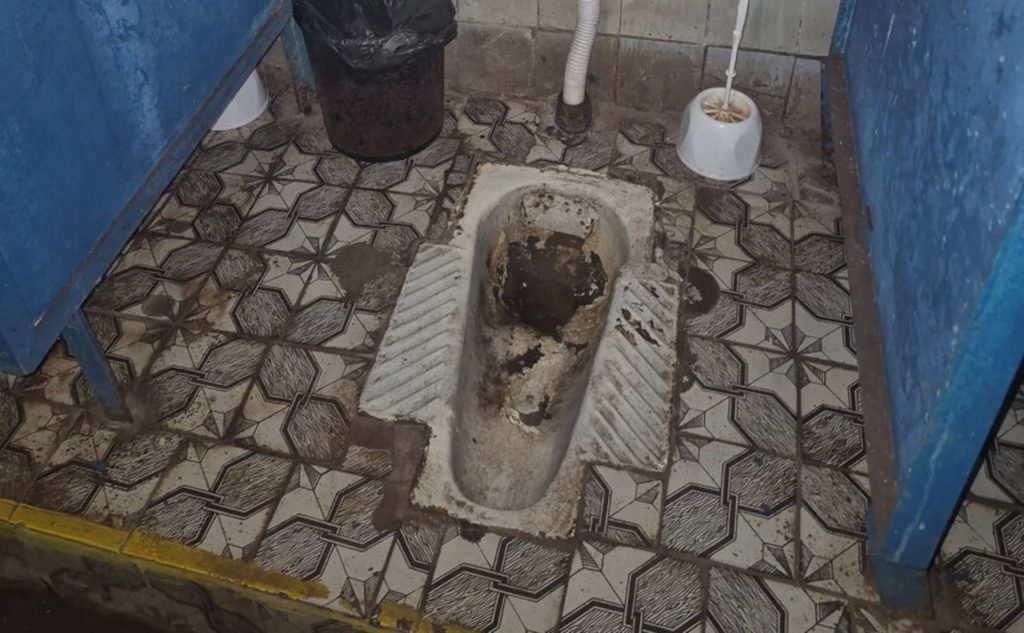 Кияни показали жахливий стан туалету на станції метро «Лук’янівська»