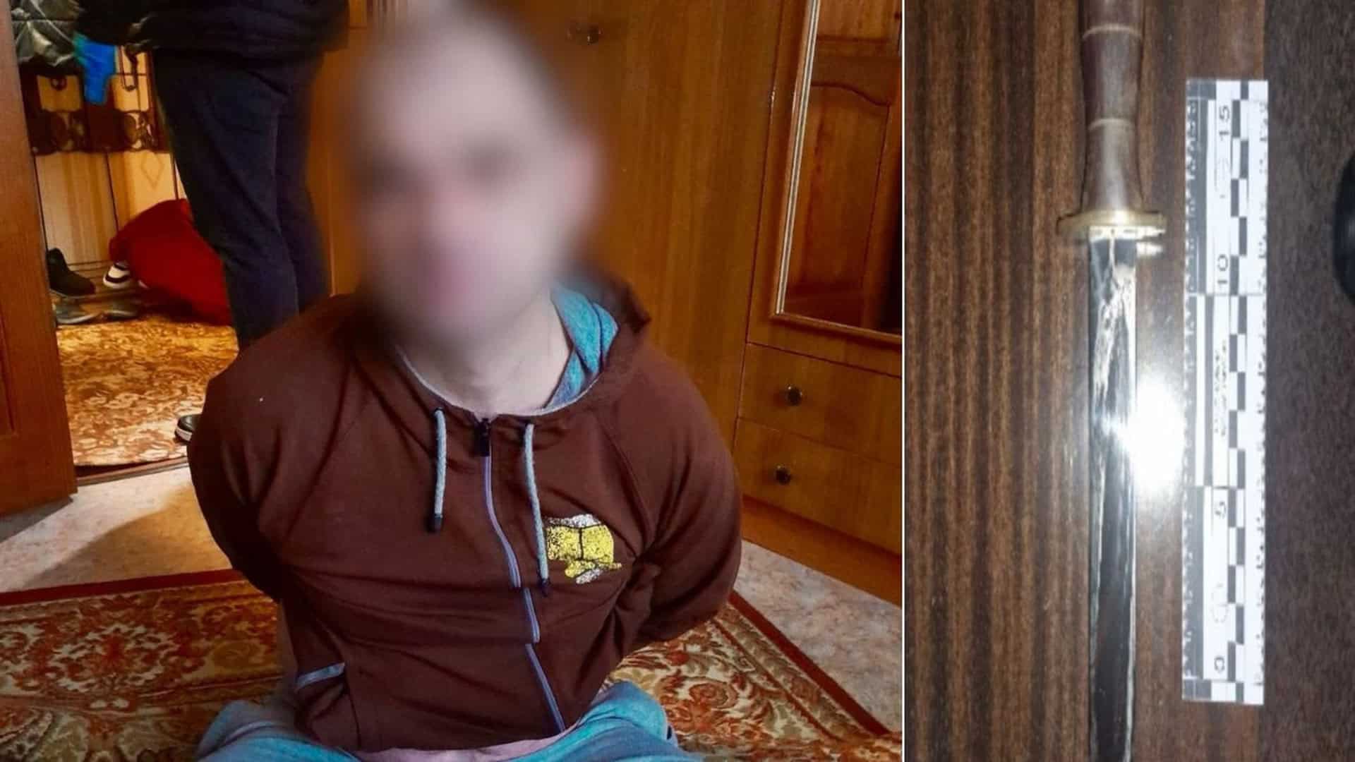 Затриманий чоловік сидить у квартирі з руками за спиною; поряд показано вилучений ніж