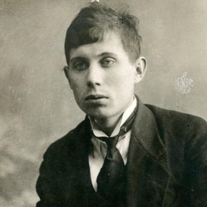 Український театральний авангард: як Петрицький, Меллер і Косарев змінили сцену XX століття Архівне фото молодого чоловіка у костюмі, початок XX століття